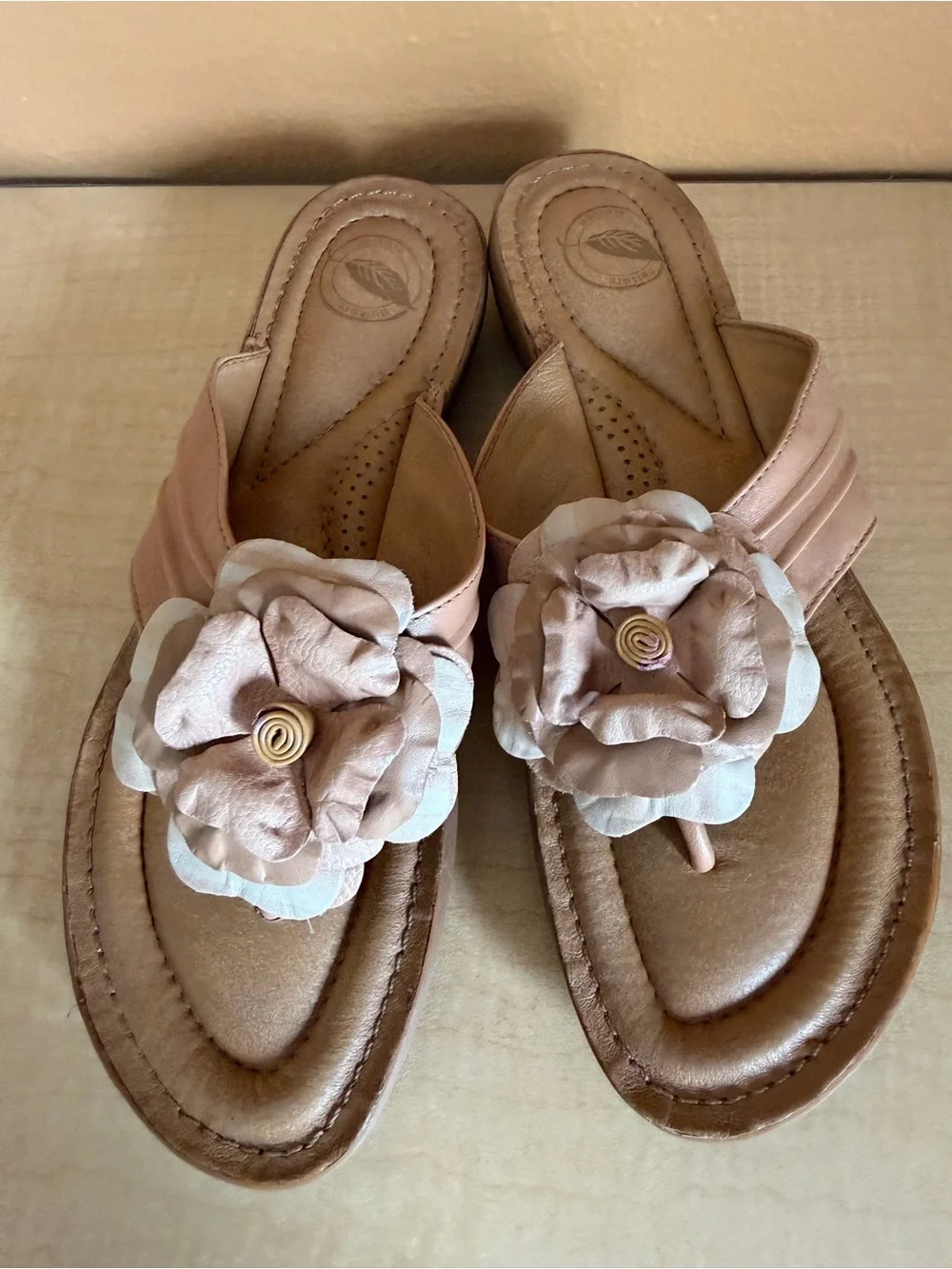 🌼Nurture Tan Leather Floral Thong Comfortable Cushioned Sandals Size 7.5
